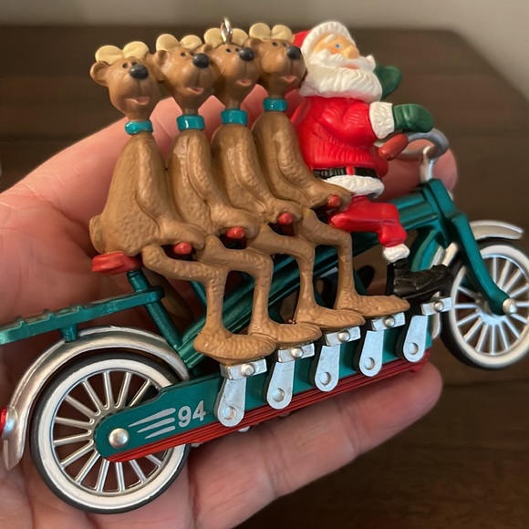 1994 Cheery Cyclists Hallmark Ornament - Picture 4 of 5